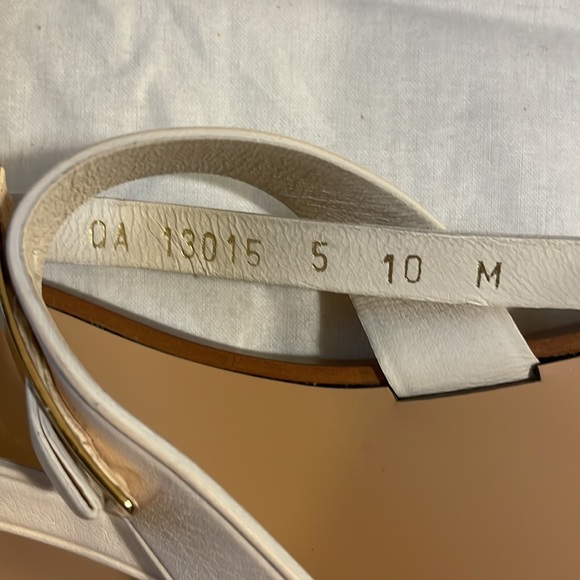 Ferragamo Flip Flops - Picture 4 of 8